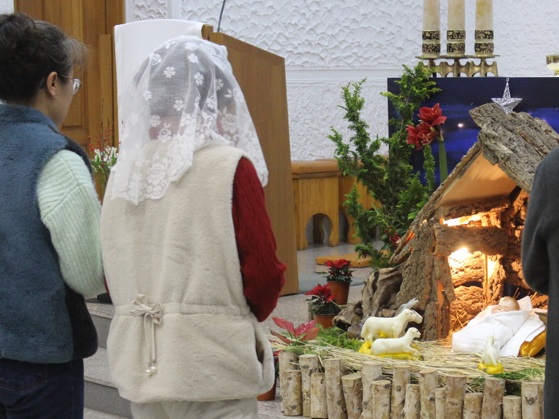 251224 성탄대축일밤미사_구유경배 (9).JPG