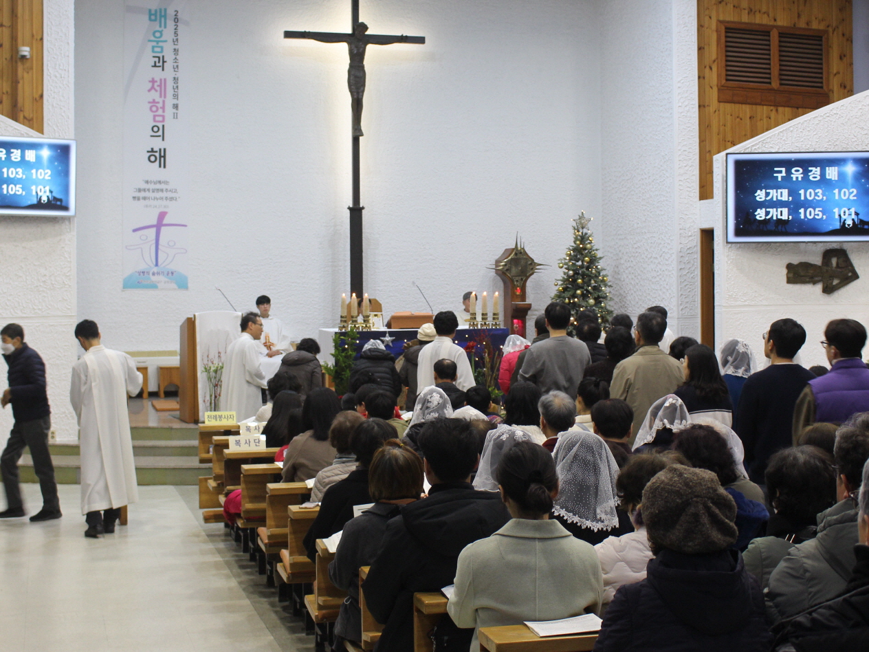 251224 성탄대축일밤미사_구유경배 (14).JPG