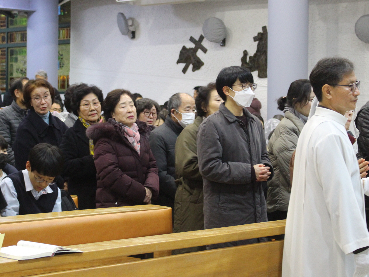 251224 성탄대축일밤미사_구유경배 (12).JPG