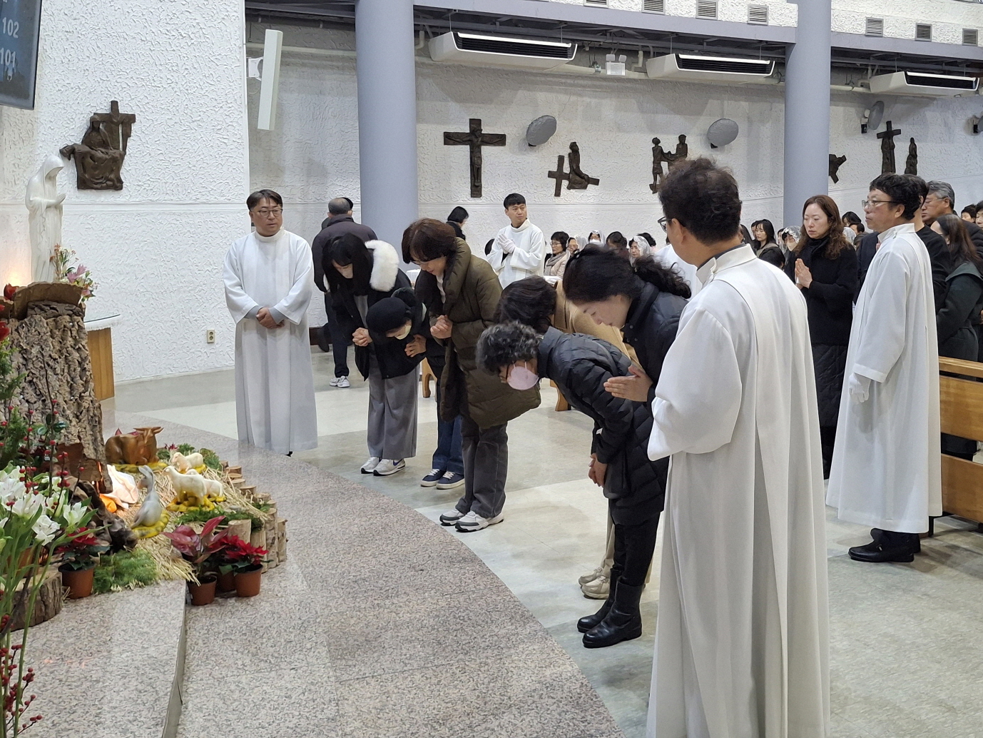 251224 성탄대축일밤미사_구유경배 (42).jpg