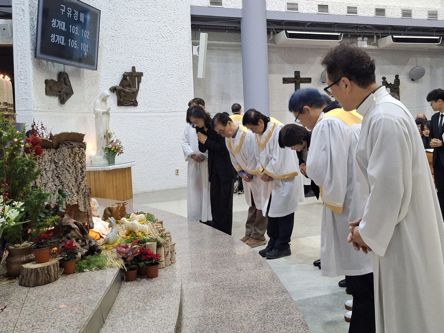 251224 성탄대축일밤미사_구유경배 (29).jpg