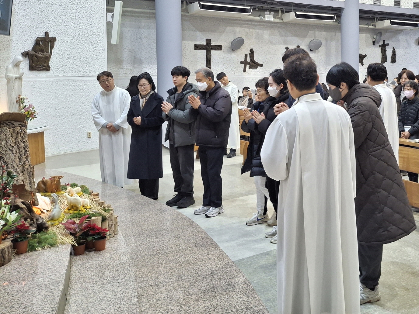 251224 성탄대축일밤미사_구유경배 (41).jpg