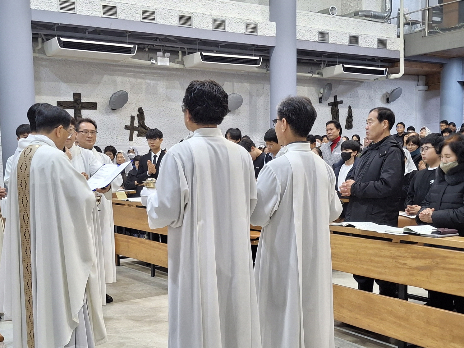 251224 성탄대축일밤미사_구유경배 (34).jpg