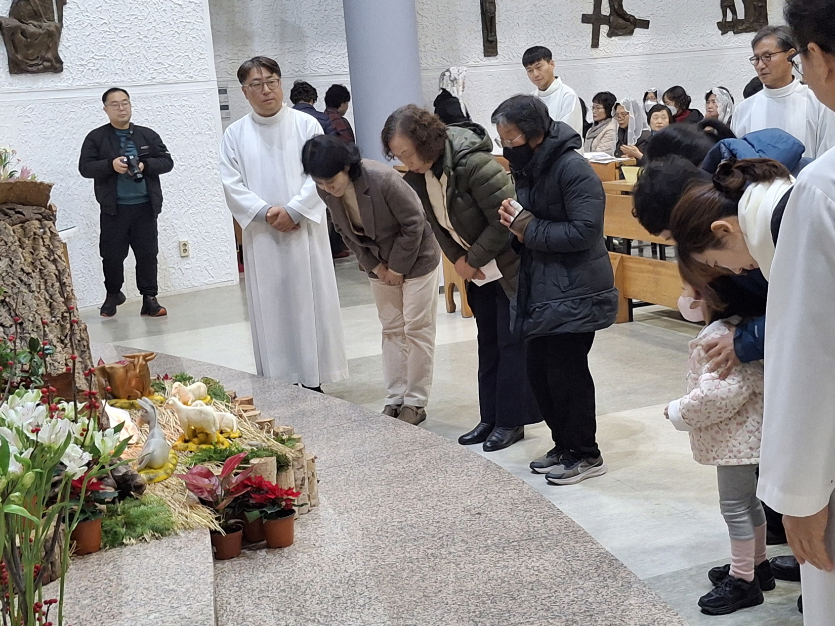 251224 성탄대축일밤미사_구유경배 (23).jpg