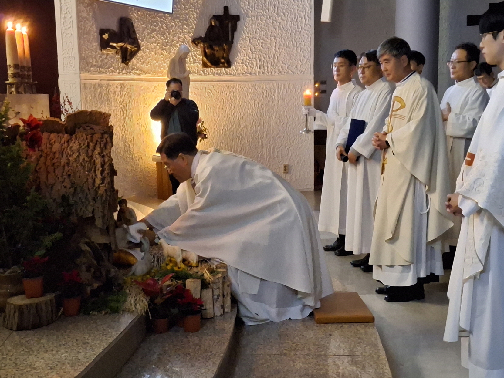 251224 성탄대축일밤미사_구유경배 (40).jpg