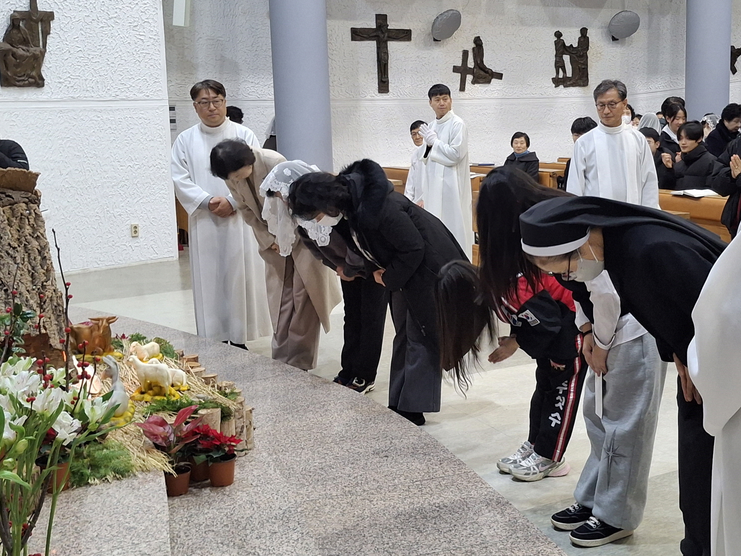 251224 성탄대축일밤미사_구유경배 (26).jpg