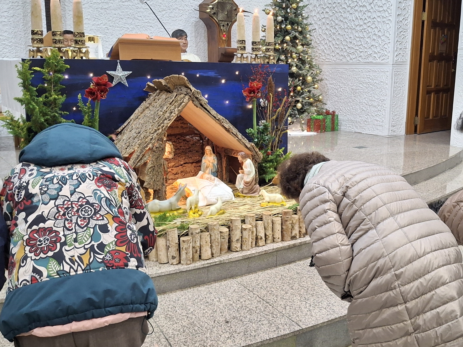 251224 성탄대축일밤미사_구유경배 (25).jpg