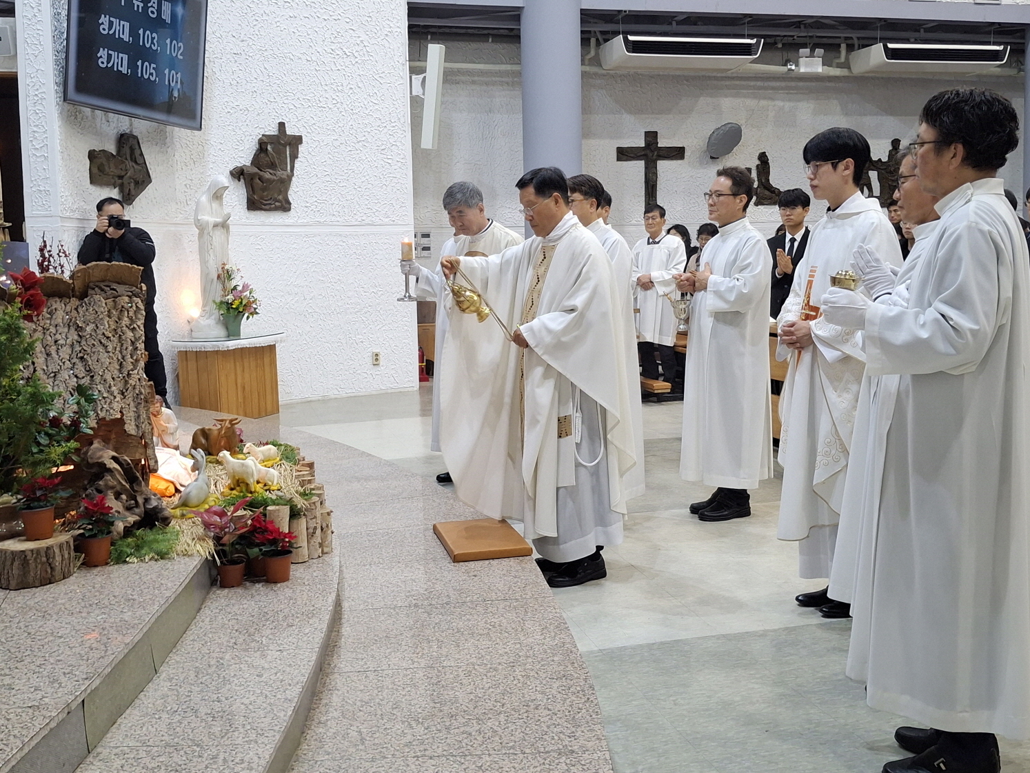 251224 성탄대축일밤미사_구유경배 (33).jpg