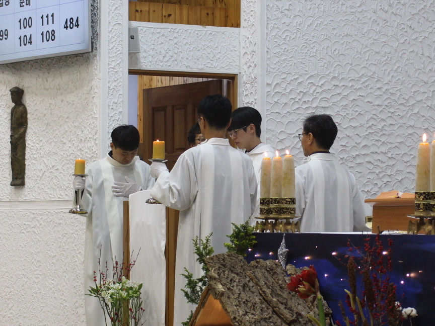 251224 성탄대축일밤미사_말씀의전례 (11).JPG