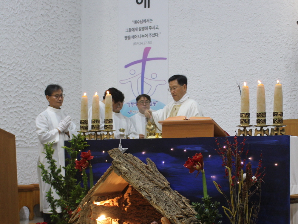 251224 성탄대축일밤미사_말씀의전례 (15).JPG