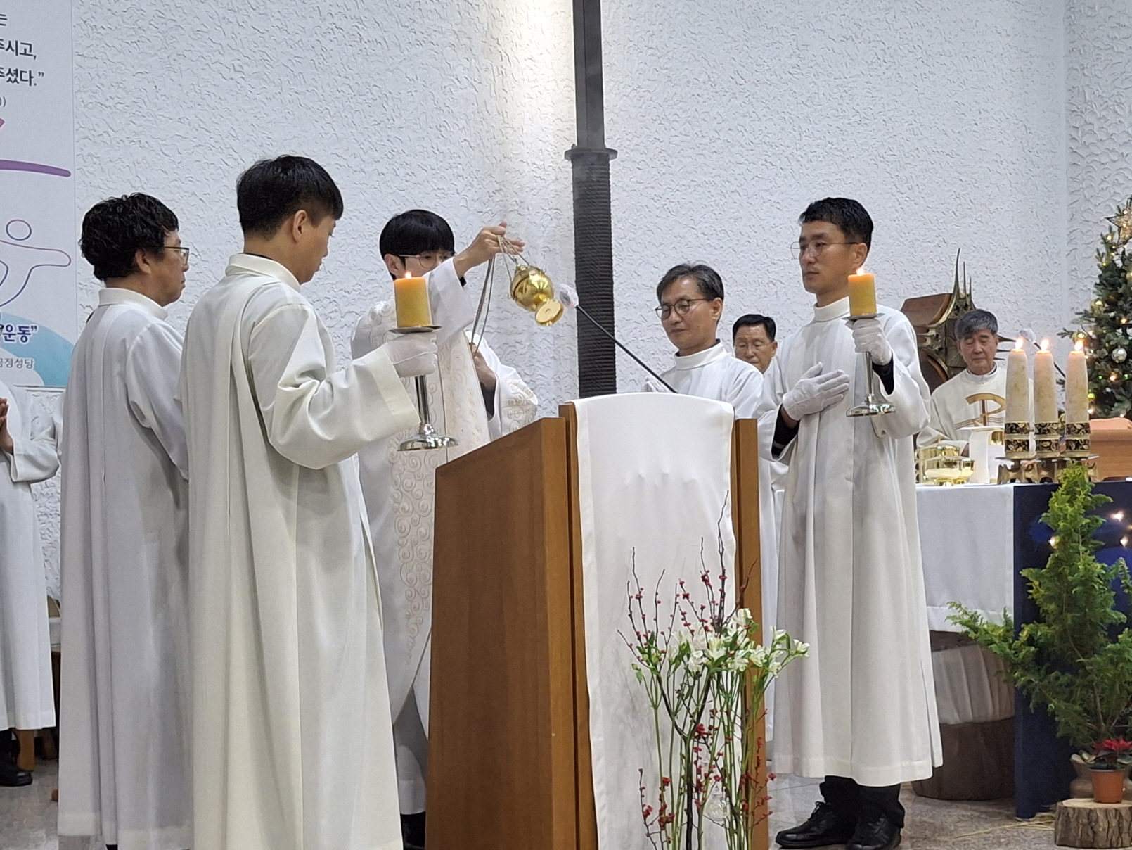 251224 성탄대축일밤미사_말씀의전례 (21).jpg
