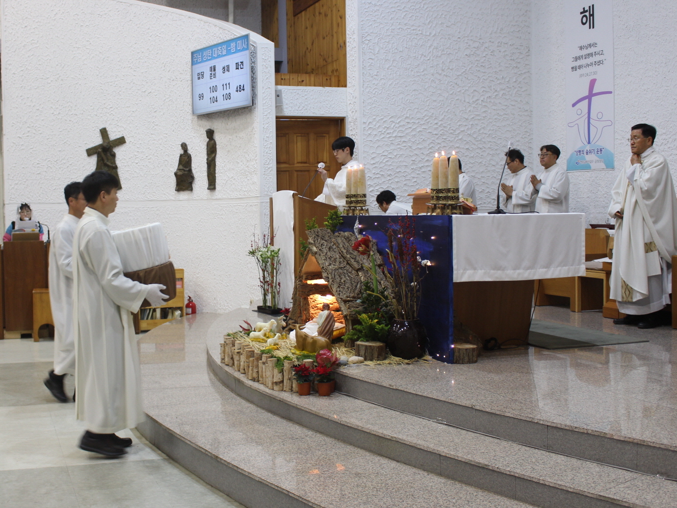 251224 성탄대축일밤미사_말씀의전례 (2).JPG