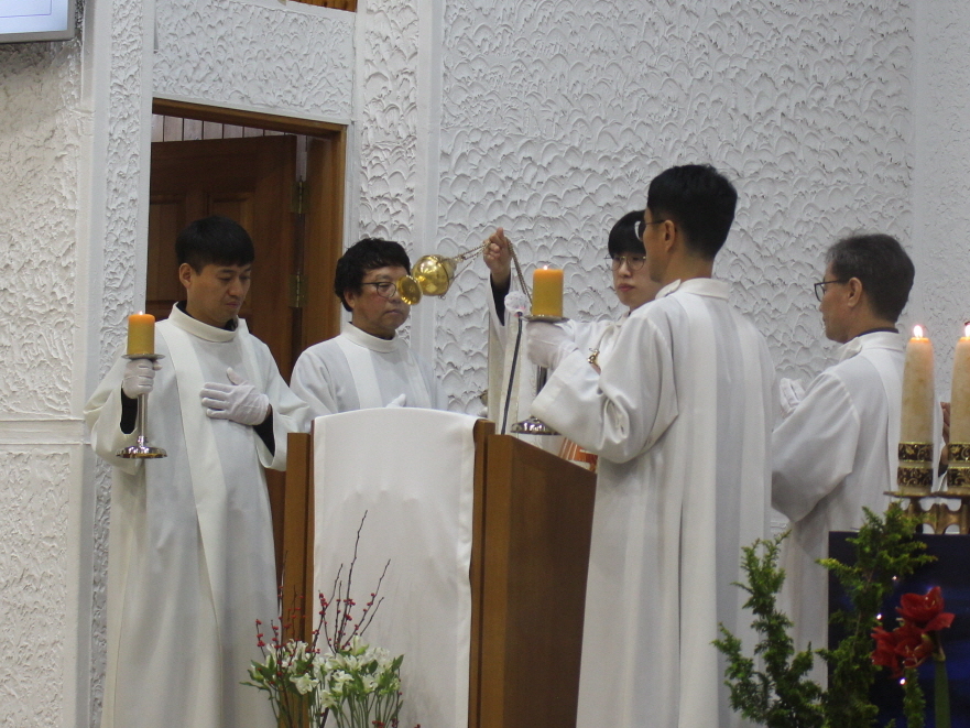 251224 성탄대축일밤미사_말씀의전례 (12).JPG