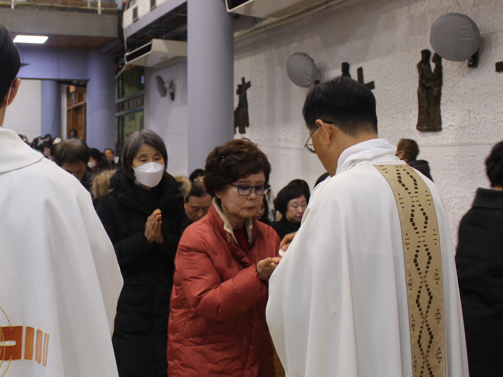 251224 성탄대축일밤미사_성체 (18).JPG