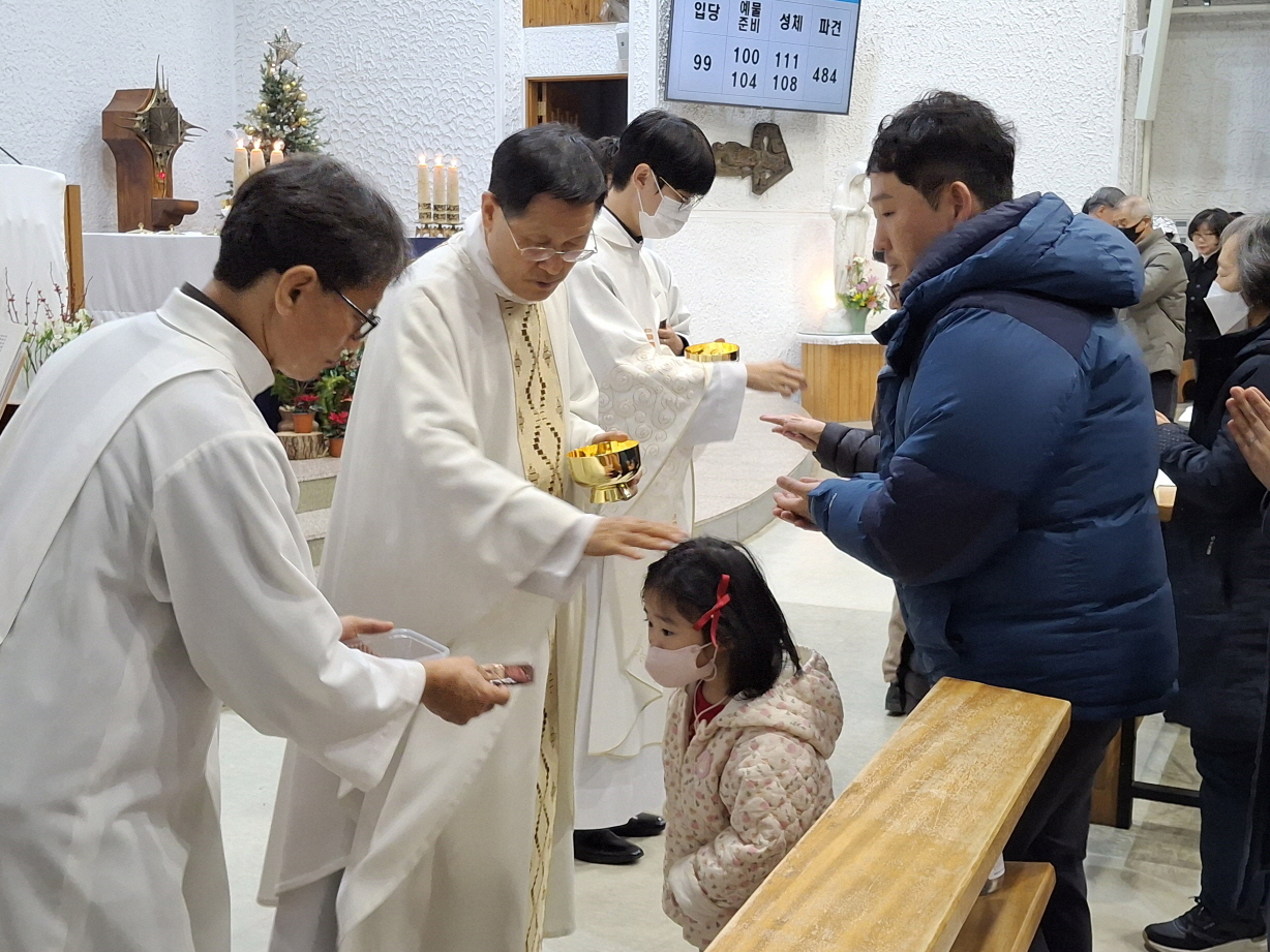 251224 성탄대축일밤미사_성체 (26).jpg