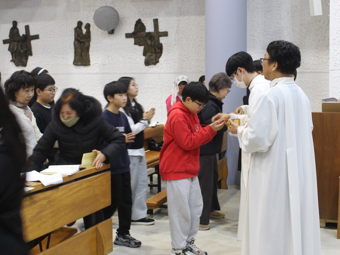 251224 성탄대축일밤미사_성체 (15).JPG