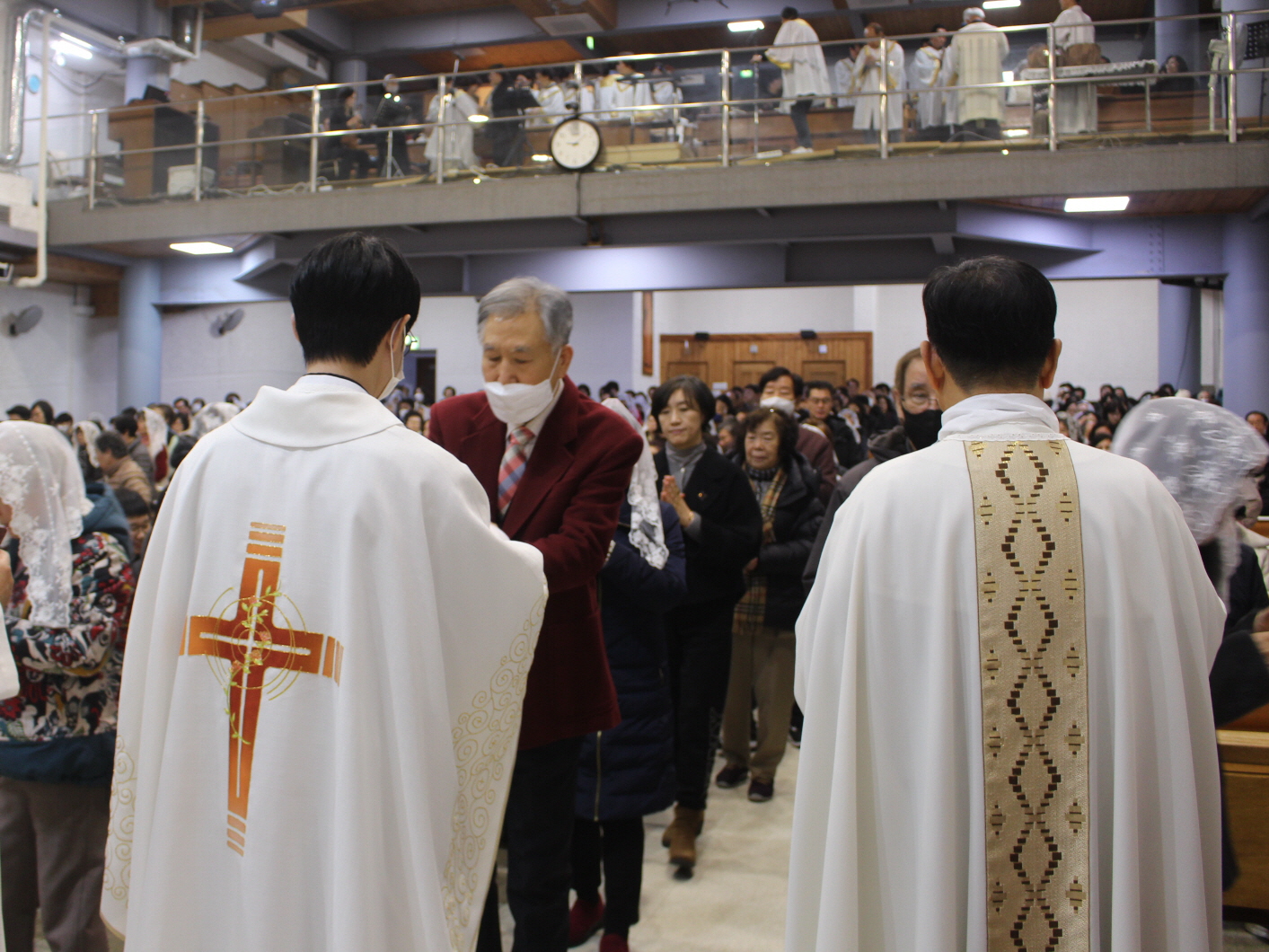 251224 성탄대축일밤미사_성체 (17).JPG