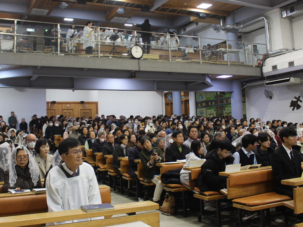 251224 성탄대축일밤미사_성체 (21).JPG