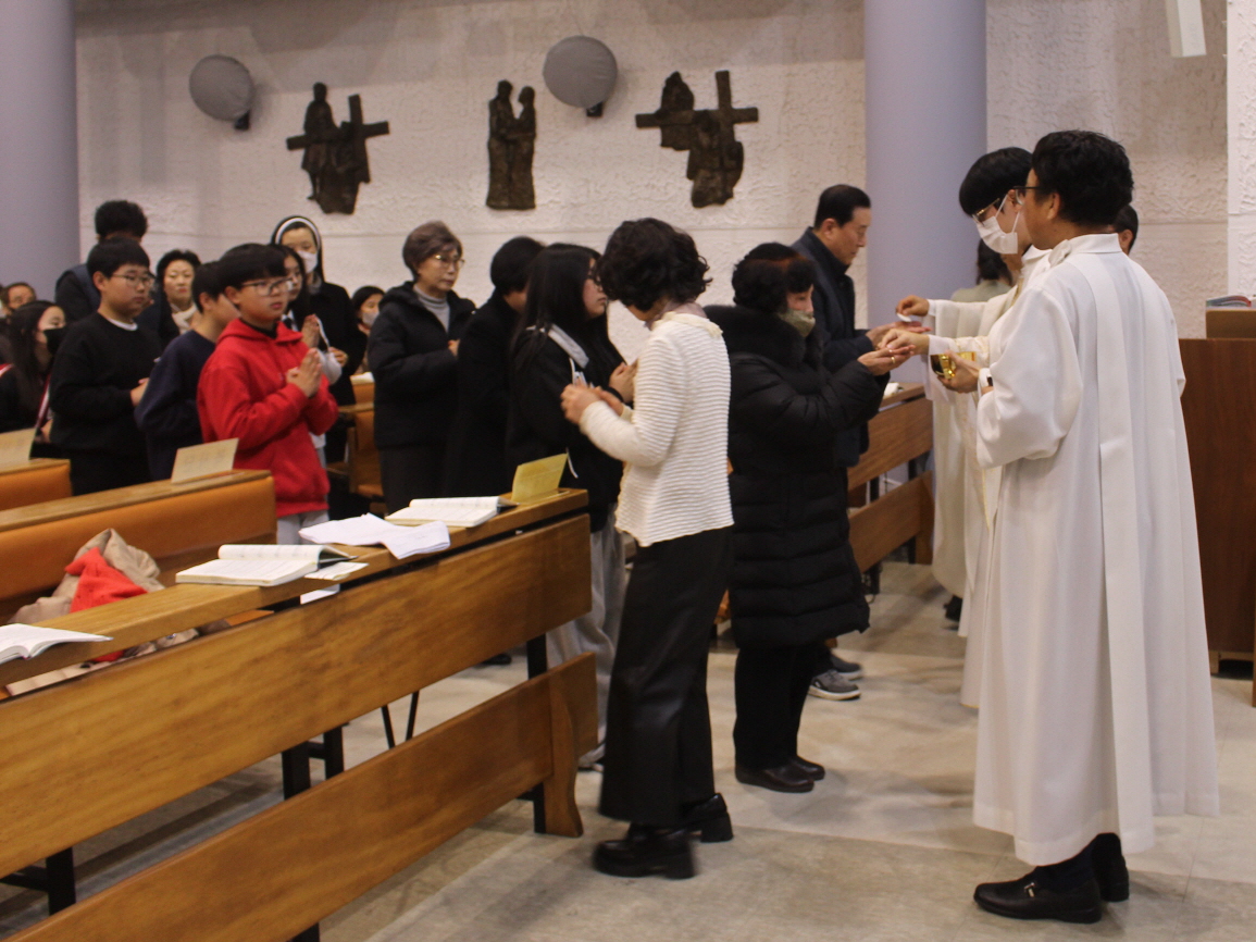 251224 성탄대축일밤미사_성체 (14).JPG