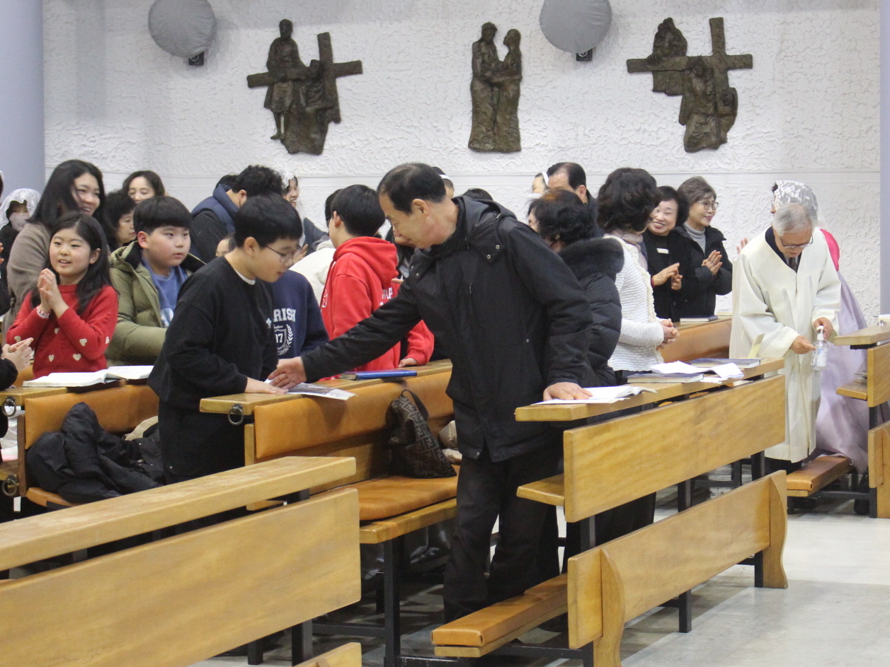 251224 성탄대축일밤미사_성체 (12).JPG