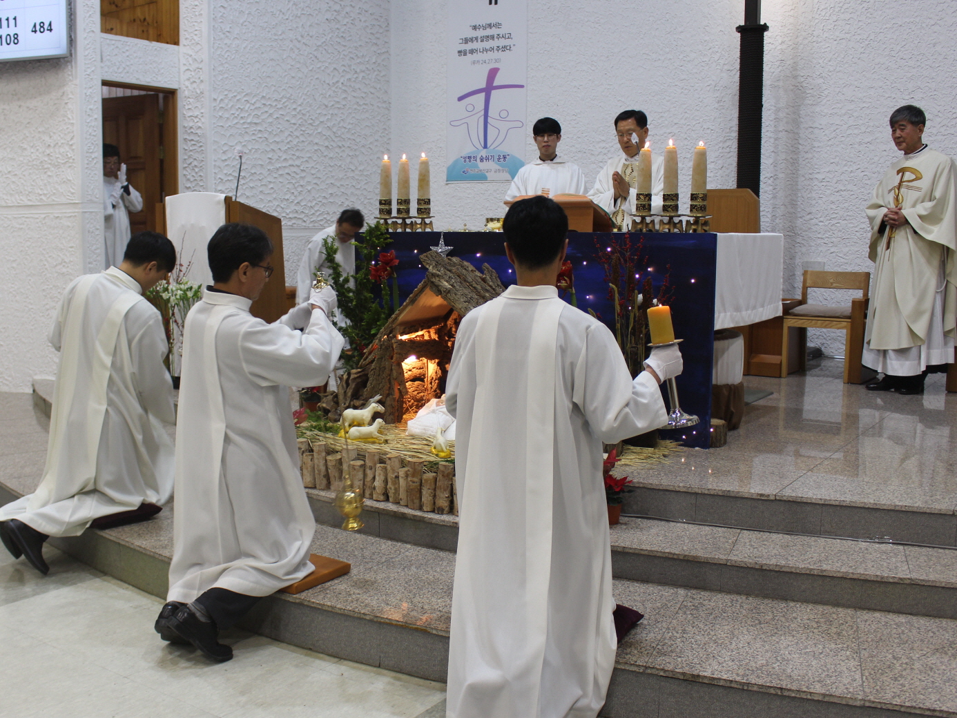 251224 성탄대축일밤미사_성체 (2).JPG