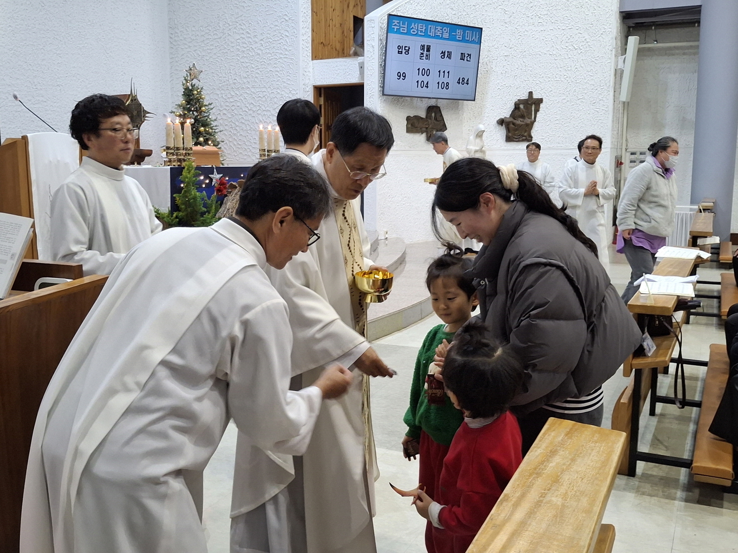 251224 성탄대축일밤미사_성체 (24).jpg