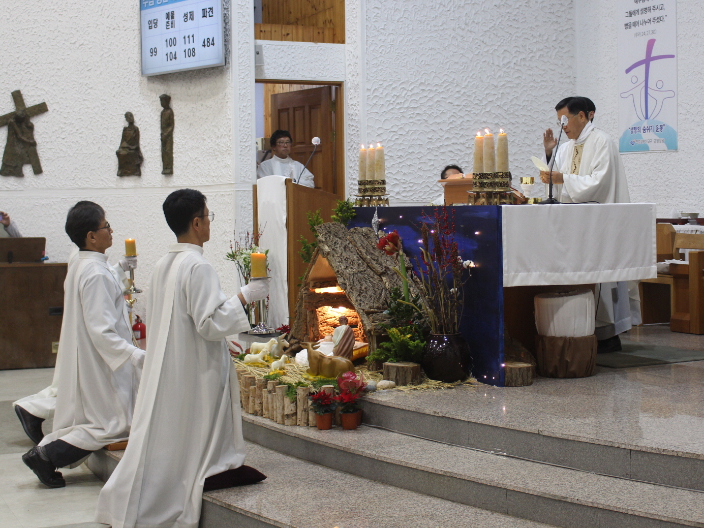 251224 성탄대축일밤미사_성체 (4).JPG