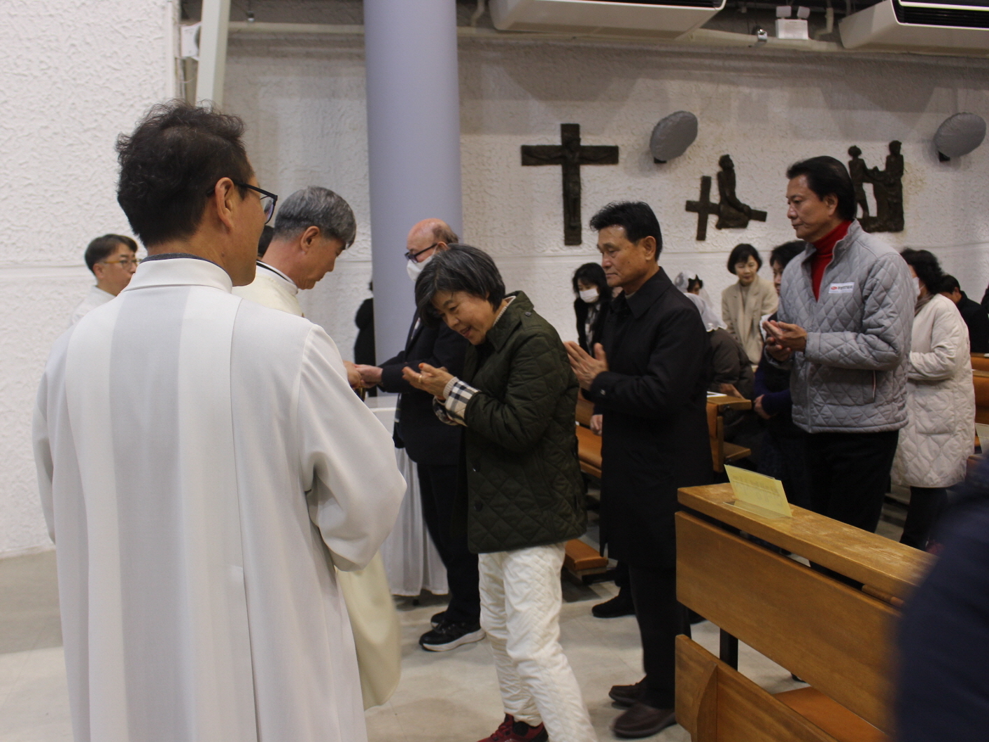 251224 성탄대축일밤미사_성체 (16).JPG