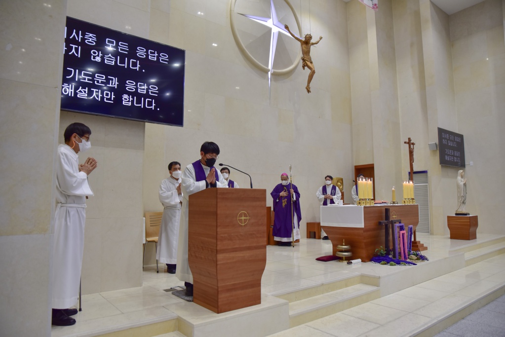 주교님미사집전23.jpg