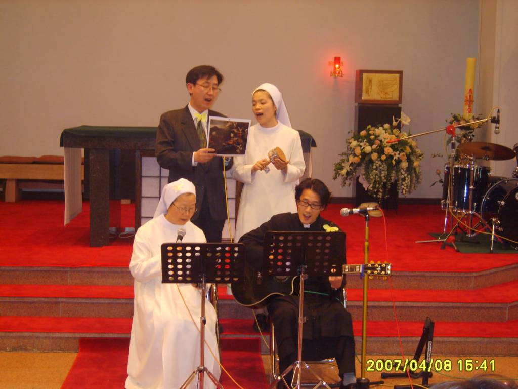 2007.04.08 부활성가경연대회(신부와 머슴들).JPG