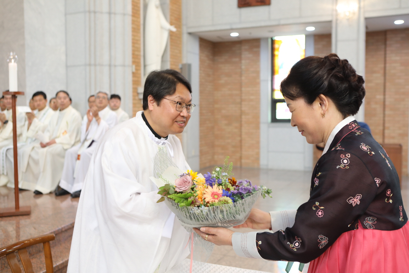 꾸미기_20190621울산대리구장취임미사371.JPG