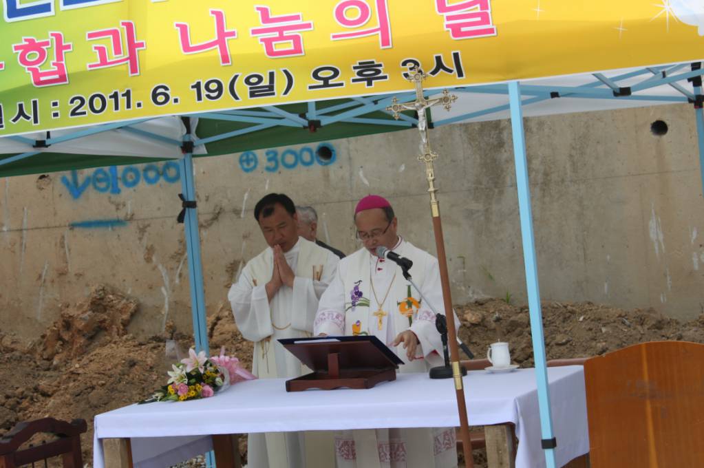 연지성당 기공식-20110619-손주교님 참석.jpg