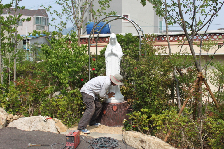 5월 26일 성모 동산 조성.jpg
