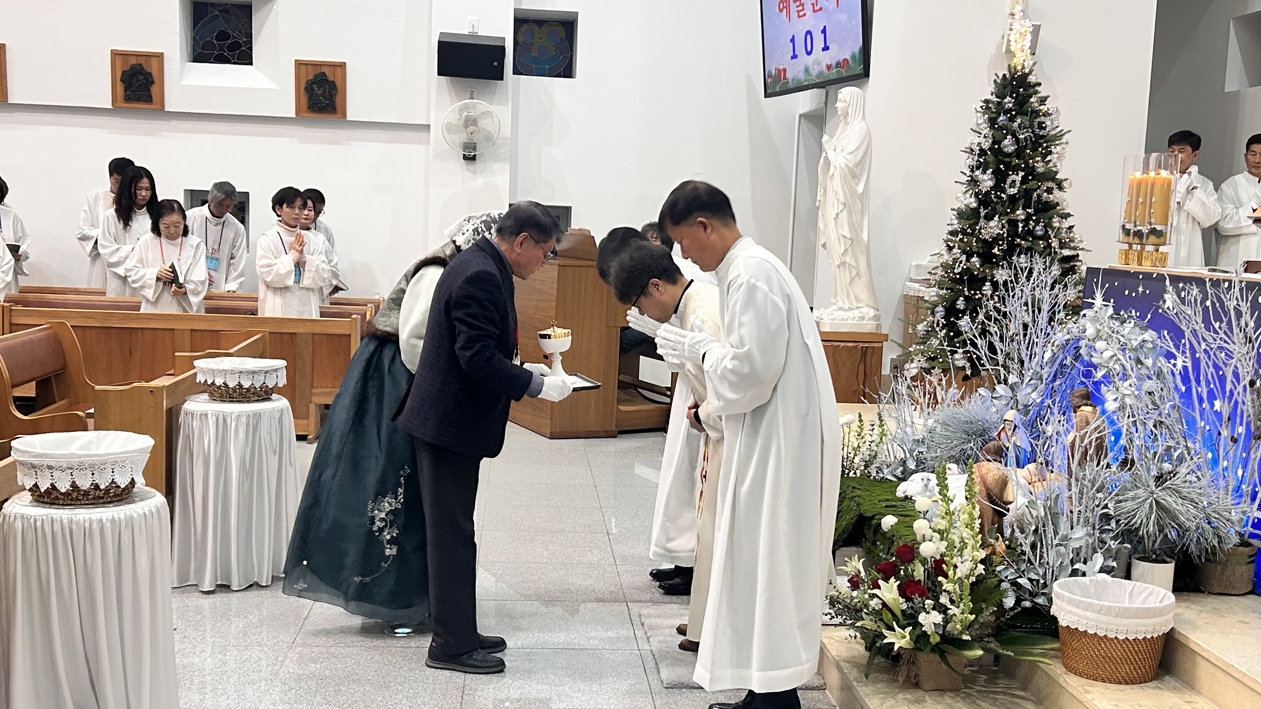 20241224-성찬 대축일 밤 미사 (26).jpg