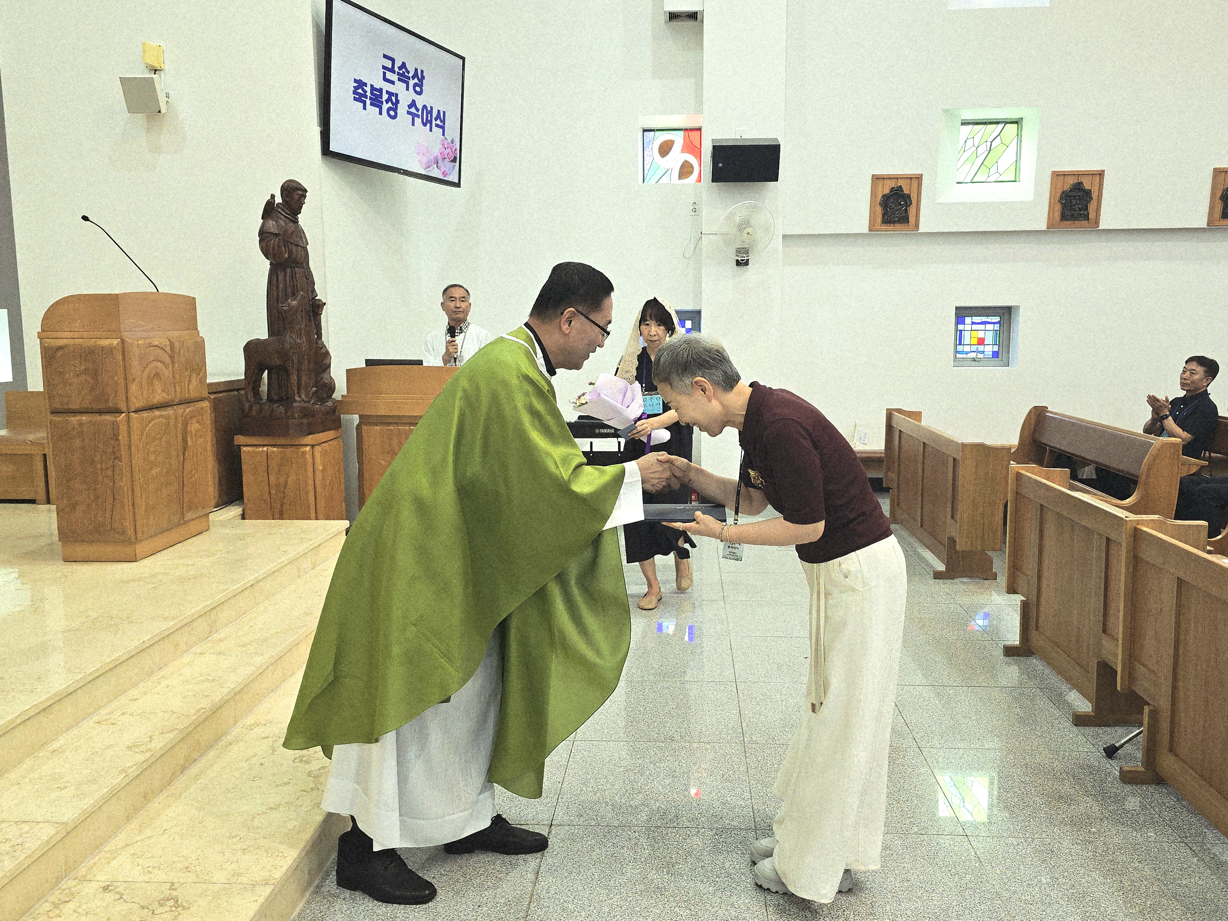20250907-사무장님 근속상 축복장 수여식 (3).JPG