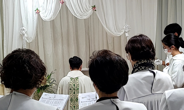2023-04-06 수난감실 성체 옮겨모심과 조배.jpg