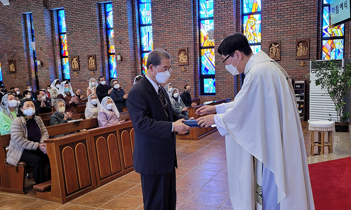 2023-04-09 태종대성당 성경완독인증서 및 성경전달식.jpg