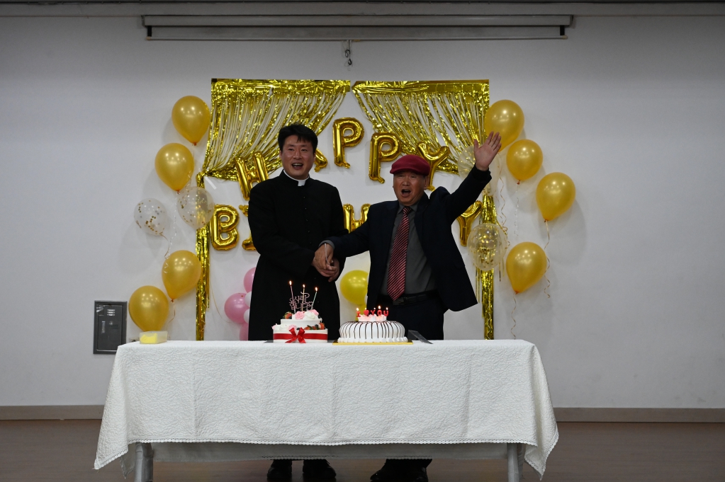 2025년11월30일-김기영신부님영명축일축화연2.JPG