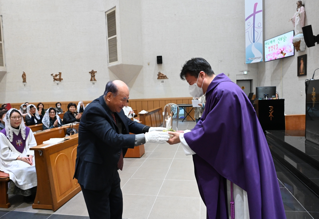 2025년11월30일-김기영신부님영명축일피규어전달.JPG