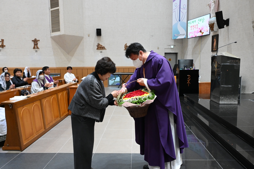 2025년11월30일-김기영신부님영명축일꽃.JPG