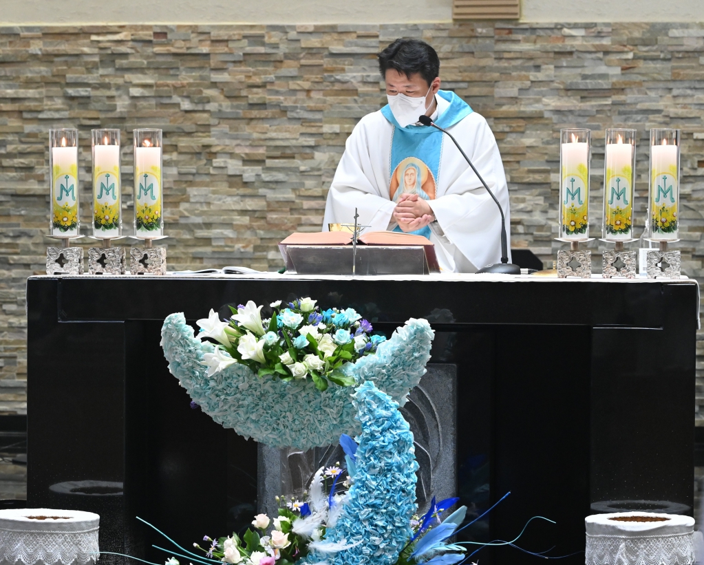 2025년8월15일-성모승천대축일미사영성체.JPG