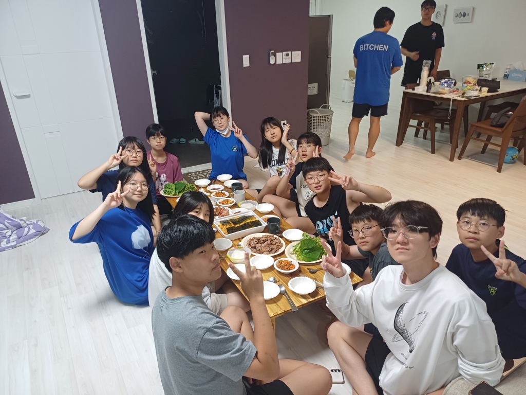 2024년8월18일-중고등부피정13식사.jpg