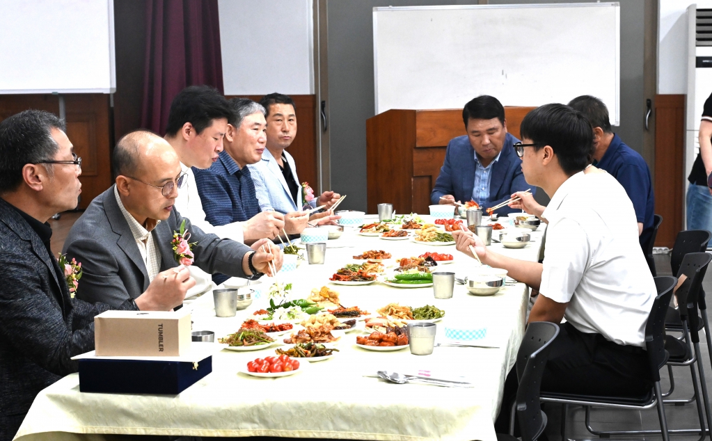 2024년7월7일엘리베이터축복식9식사관계자.JPG