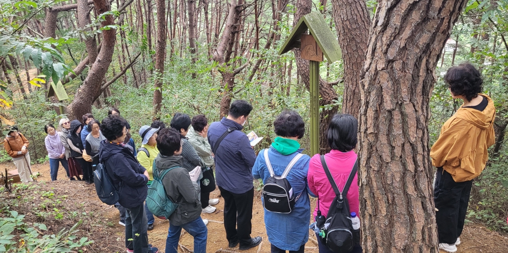 2025년10월24일--구역분과청소솔숲마을17신부님.jpg