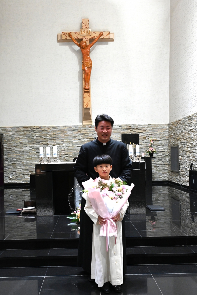 2025년11월22일-첫영성체신부님-박지호.JPG