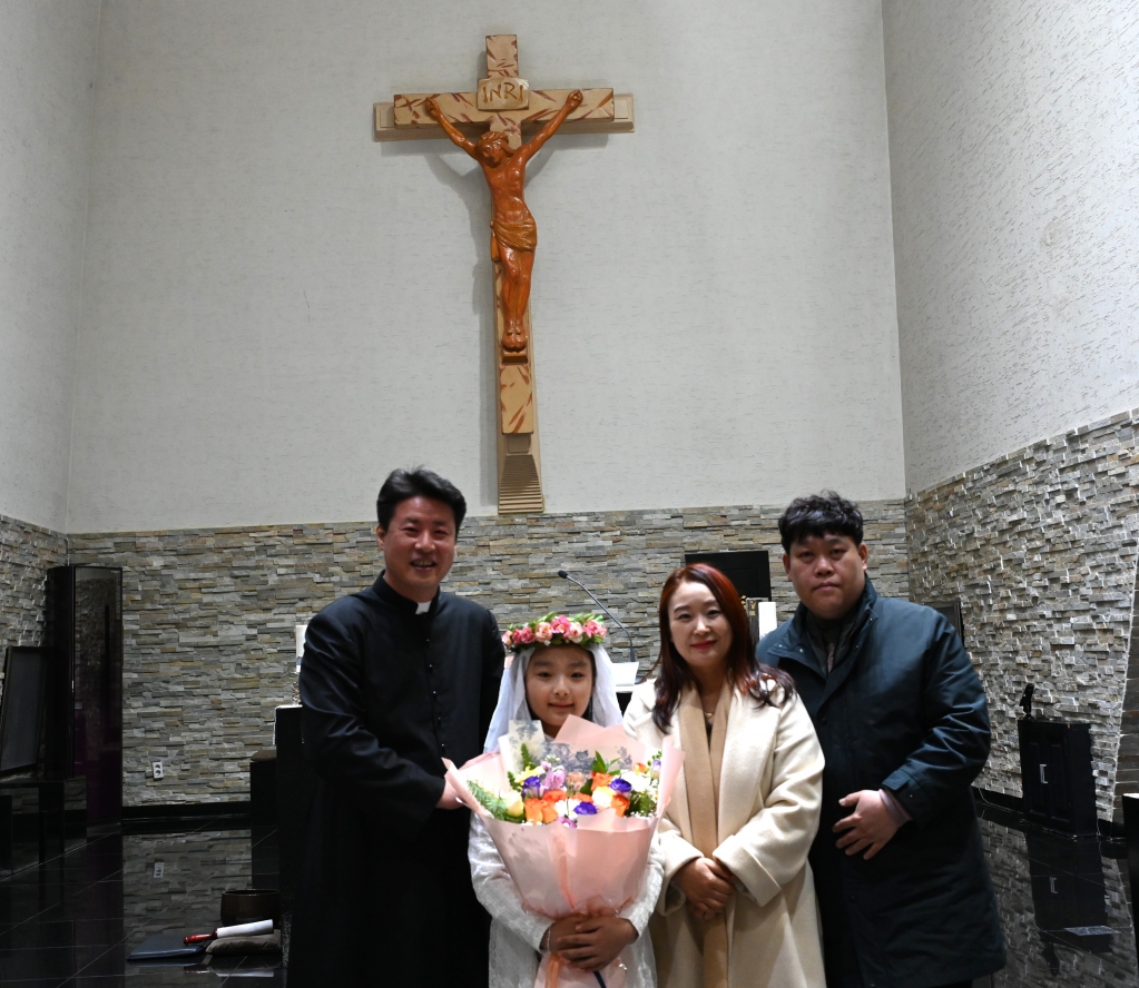 2025년11월22일-첫영성체신부님-차사랑가족.JPG