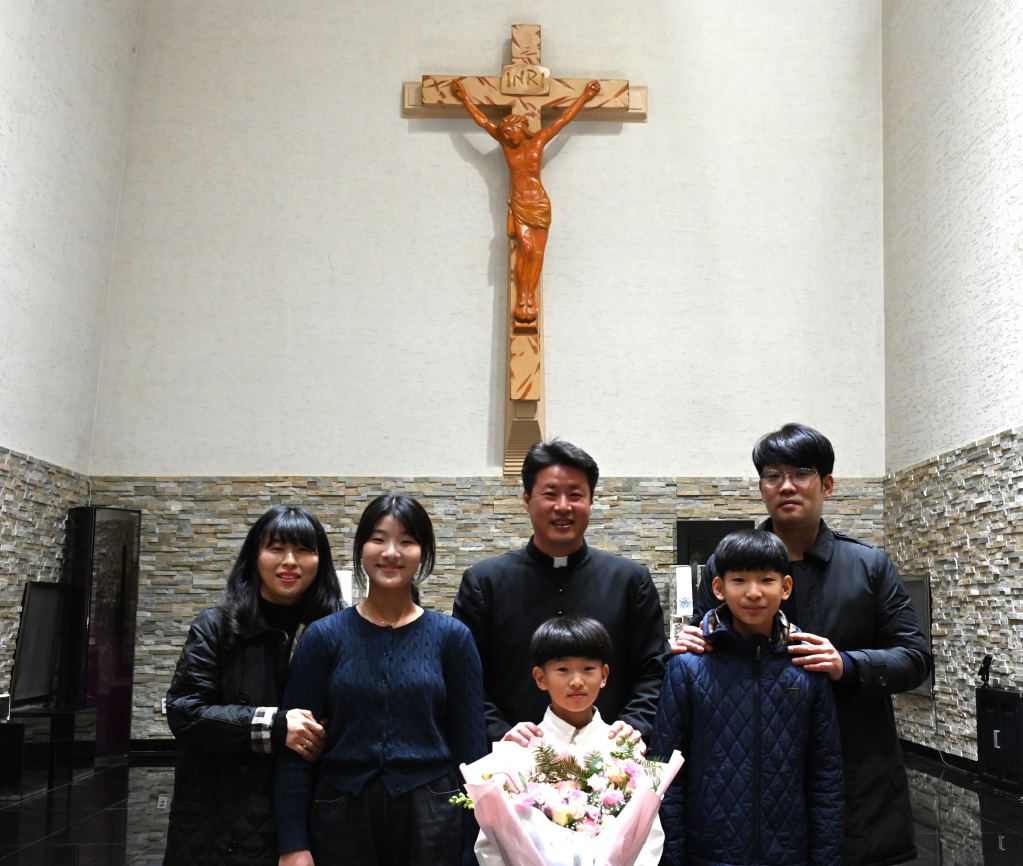 2025년11월22일-첫영성체신부님-박지호가족.JPG