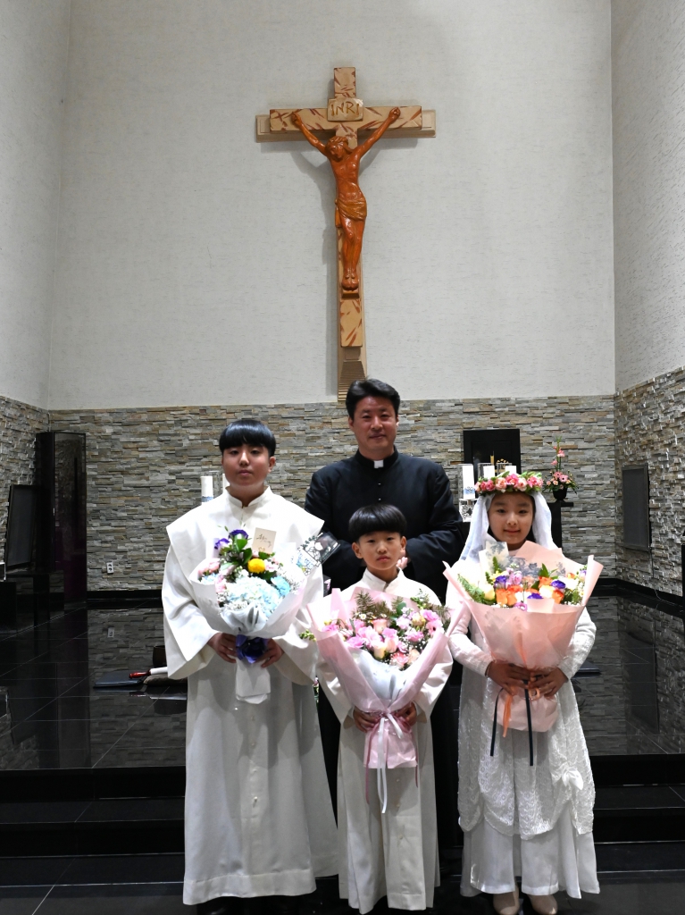 2025년11월22일-첫영성체천사들3명.JPG
