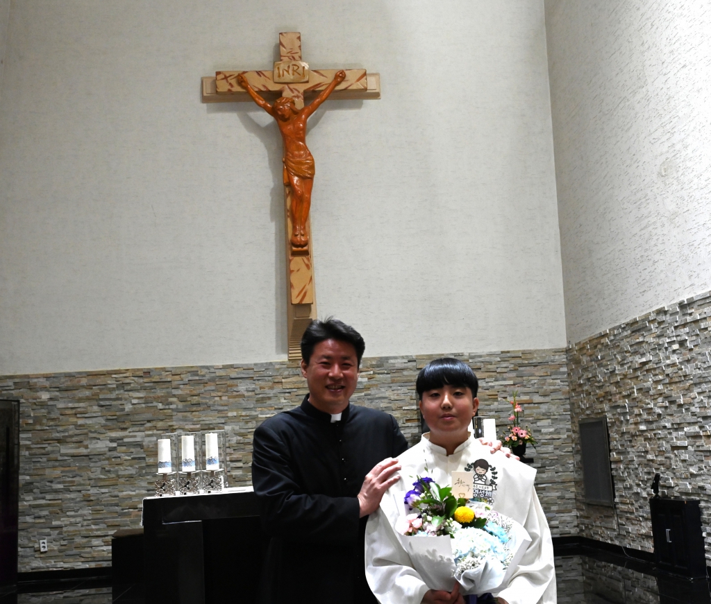 2025년11월22일-첫영성체신부님-이용준.JPG