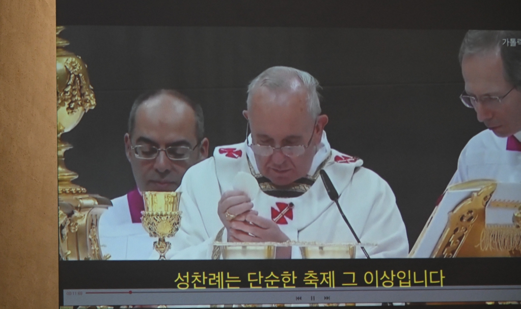 2024년12월15일-대림특강교황님성체1.JPG